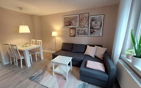 Helles modern eingerichtetes Apartment